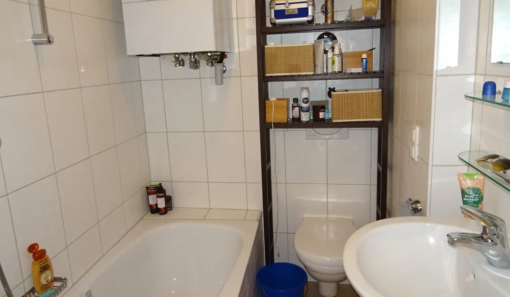 Bad mit Wanne & Etagenheizung