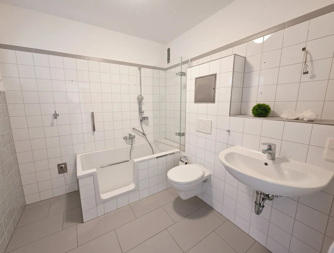Badezimmer mit WC sowie Tiefeinstieg-Wanne mit klappbarer Glas-Duschabtrennung (1) #134416