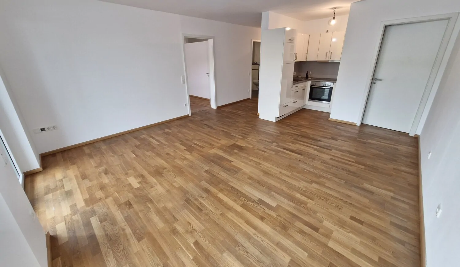 Überblick: Wohnraum mit Einbauküche, rechts Türe-Abstellkammer, links Türe-Schlafzimmer, #105624