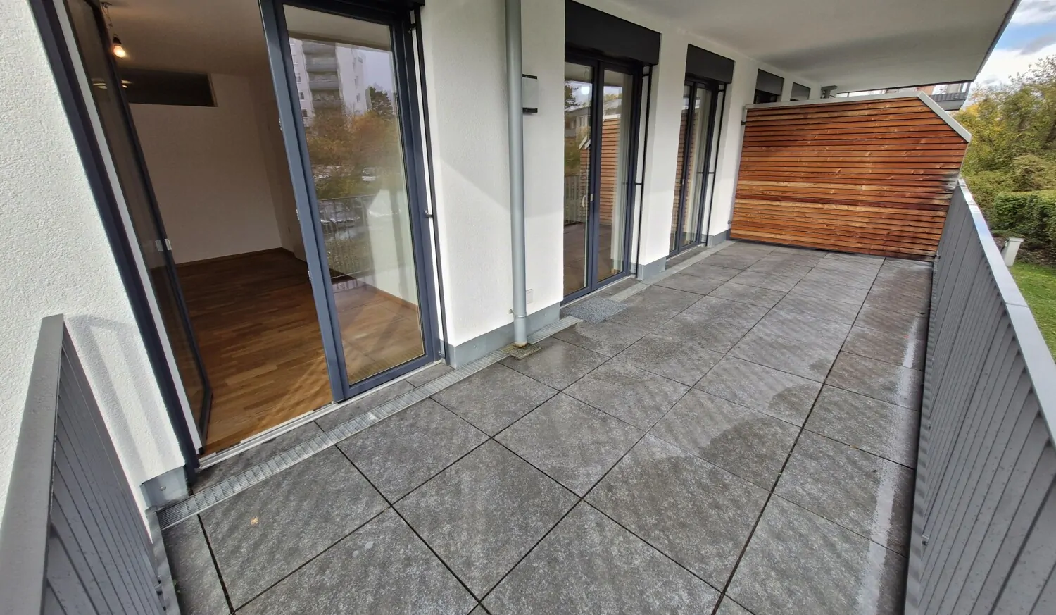 Grosse Terrasse vor Wohnraum und Schlafzimmer, #110036