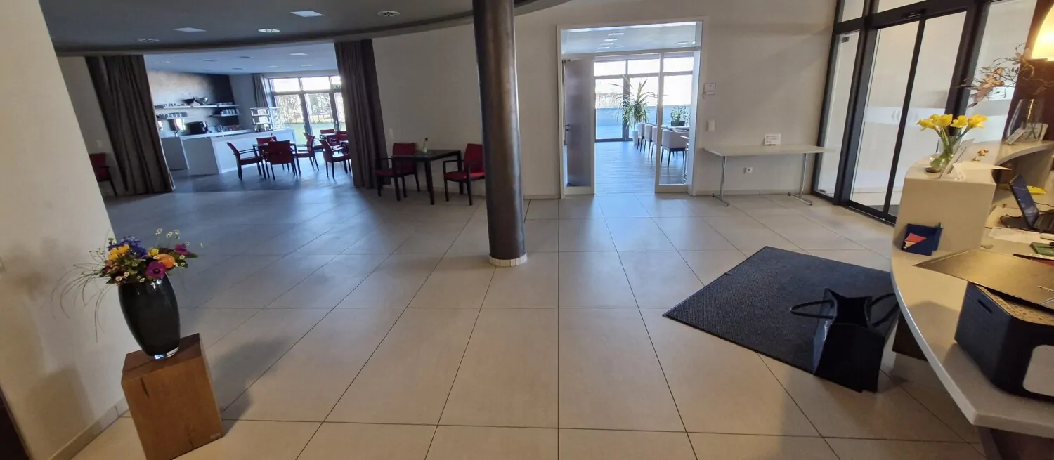 Foyer im EG, Einblick in die Bibliothek und den Veranstaltungsraum, #111828