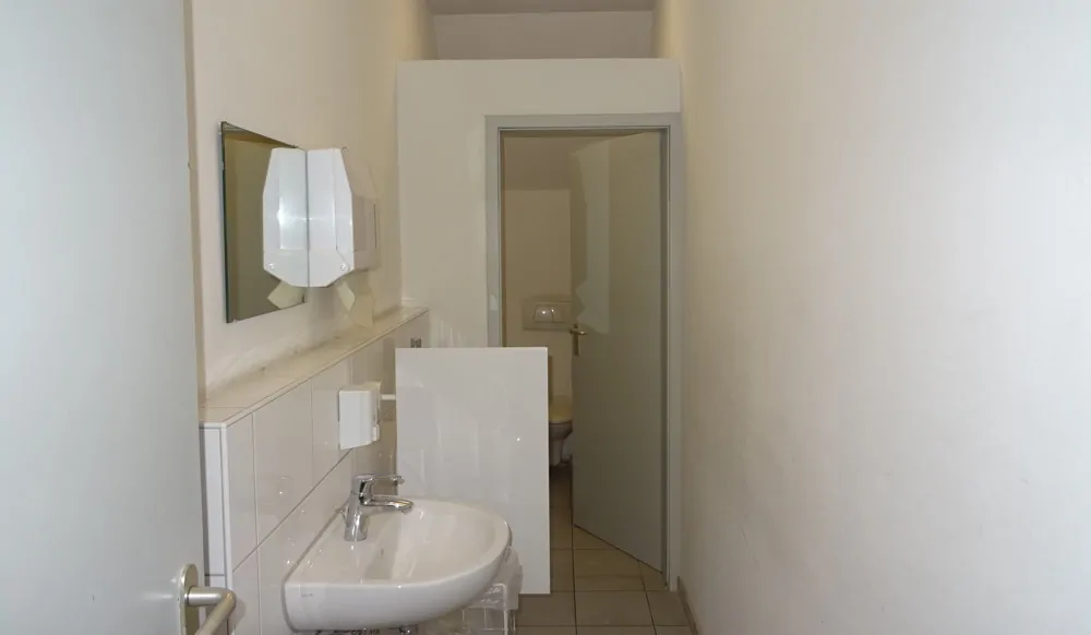 Eines der beiden Herren-WC´s auf der Büroetage, DSC08383