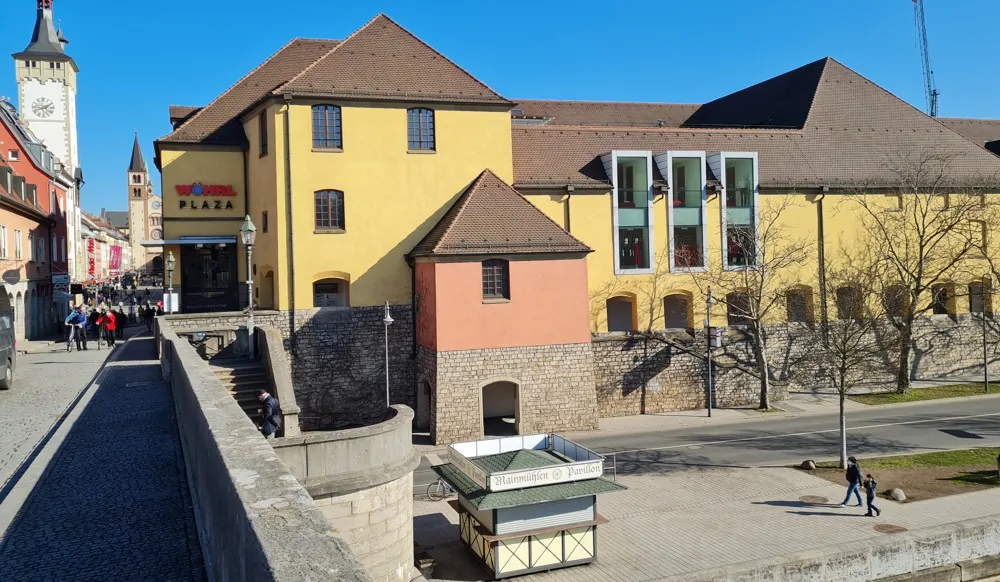 Teil-Ansicht des "Wöhrl-Plaza" von der "Alten Mainbrücke" aus gesehen, #20210302_142221