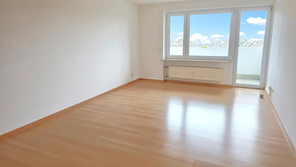 Wohn-Schlafraum mit Balkonzugang (1)