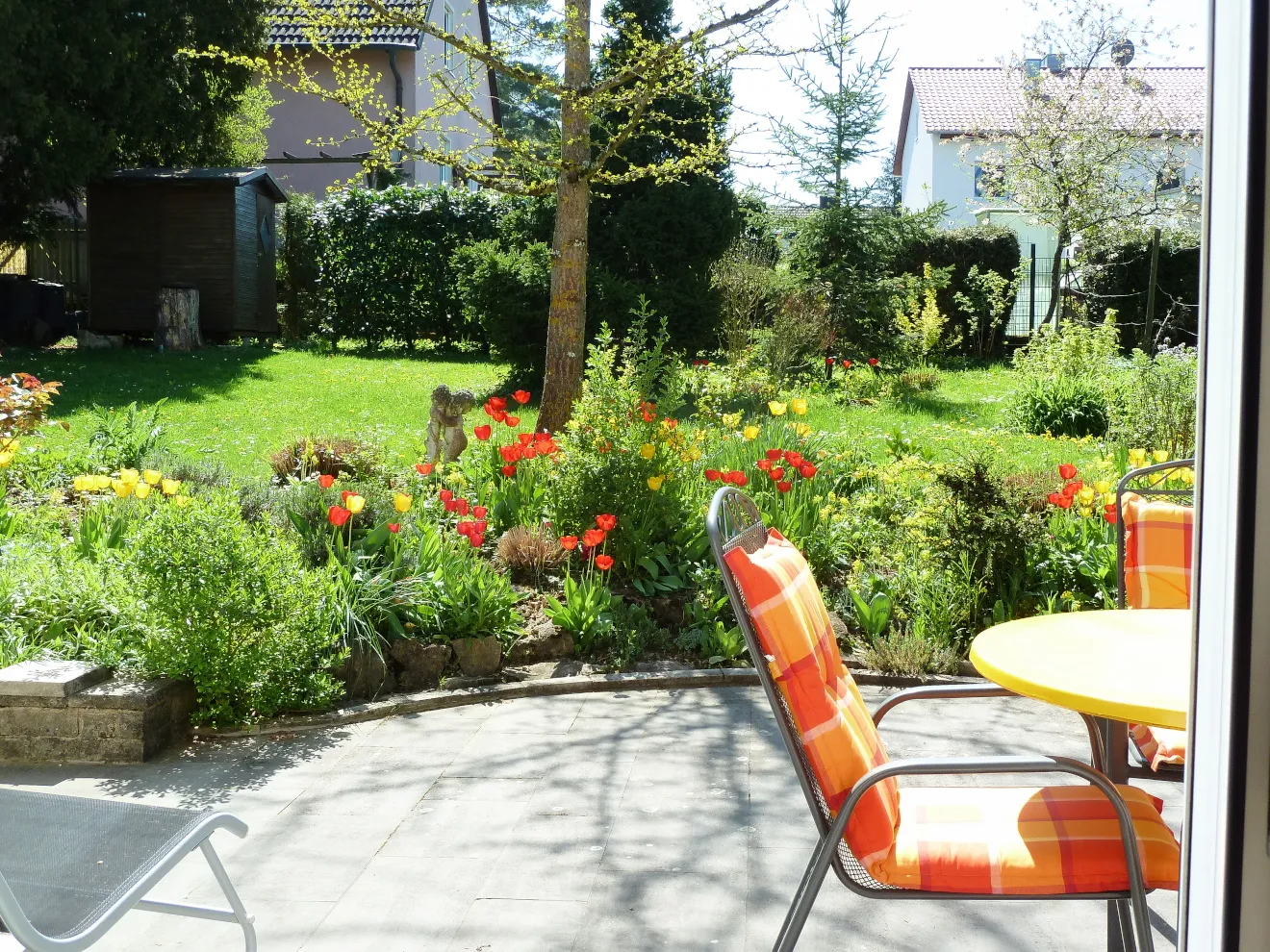 EG Blick vom Wohnzimmer auf die Terrasse und den liebevoll angelegten Garten_#P1070114o