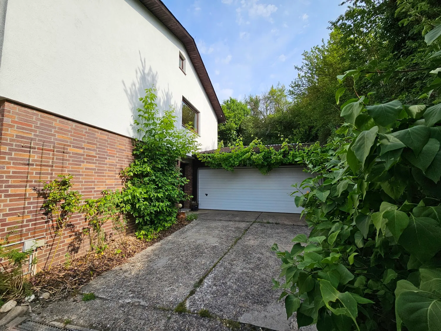 Doppelgarage mit elektrischem Tor