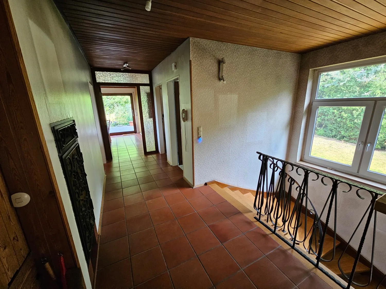 Flur mit großem Fenster