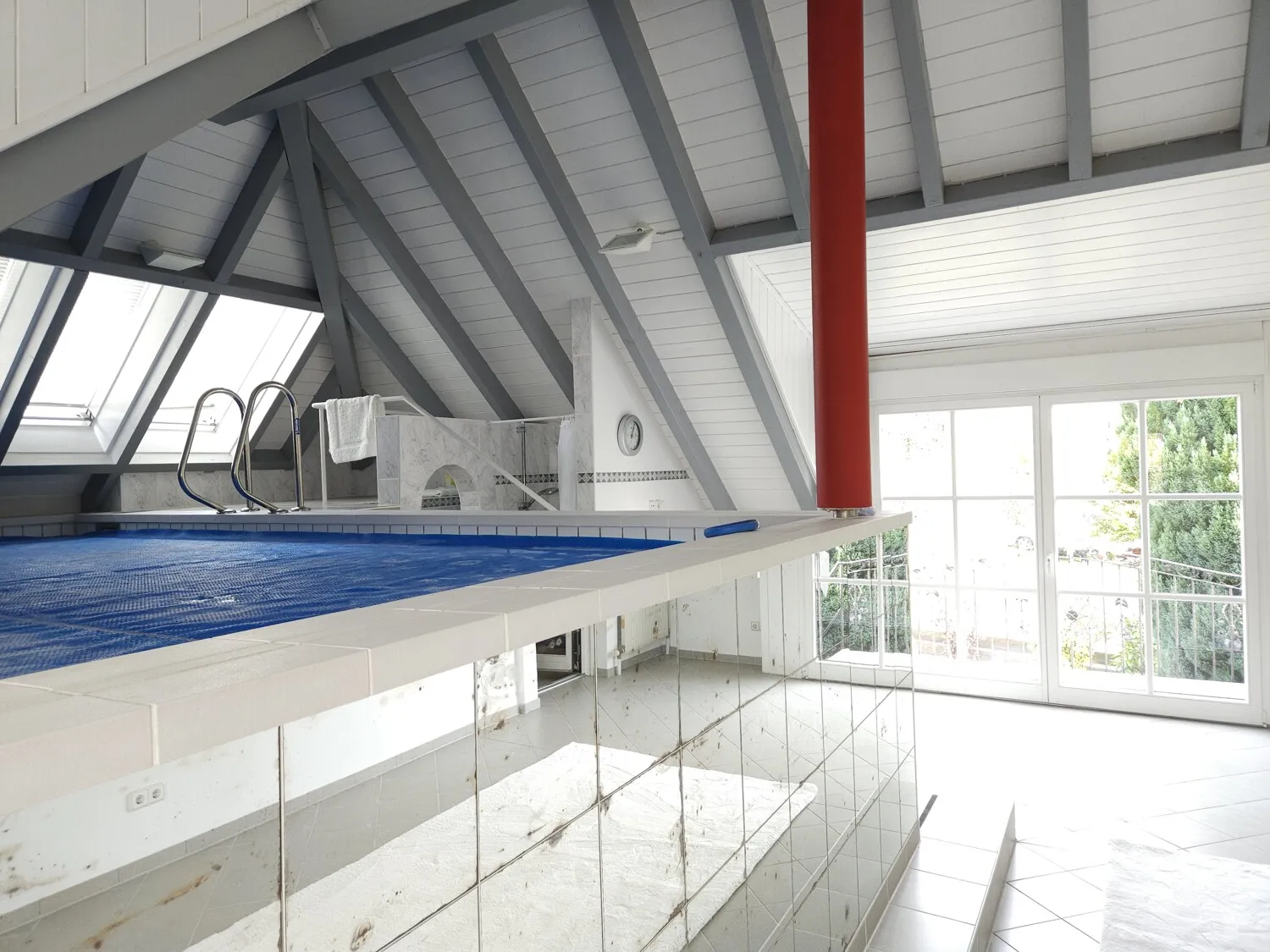 Pool m. Blick zur Terrassentür