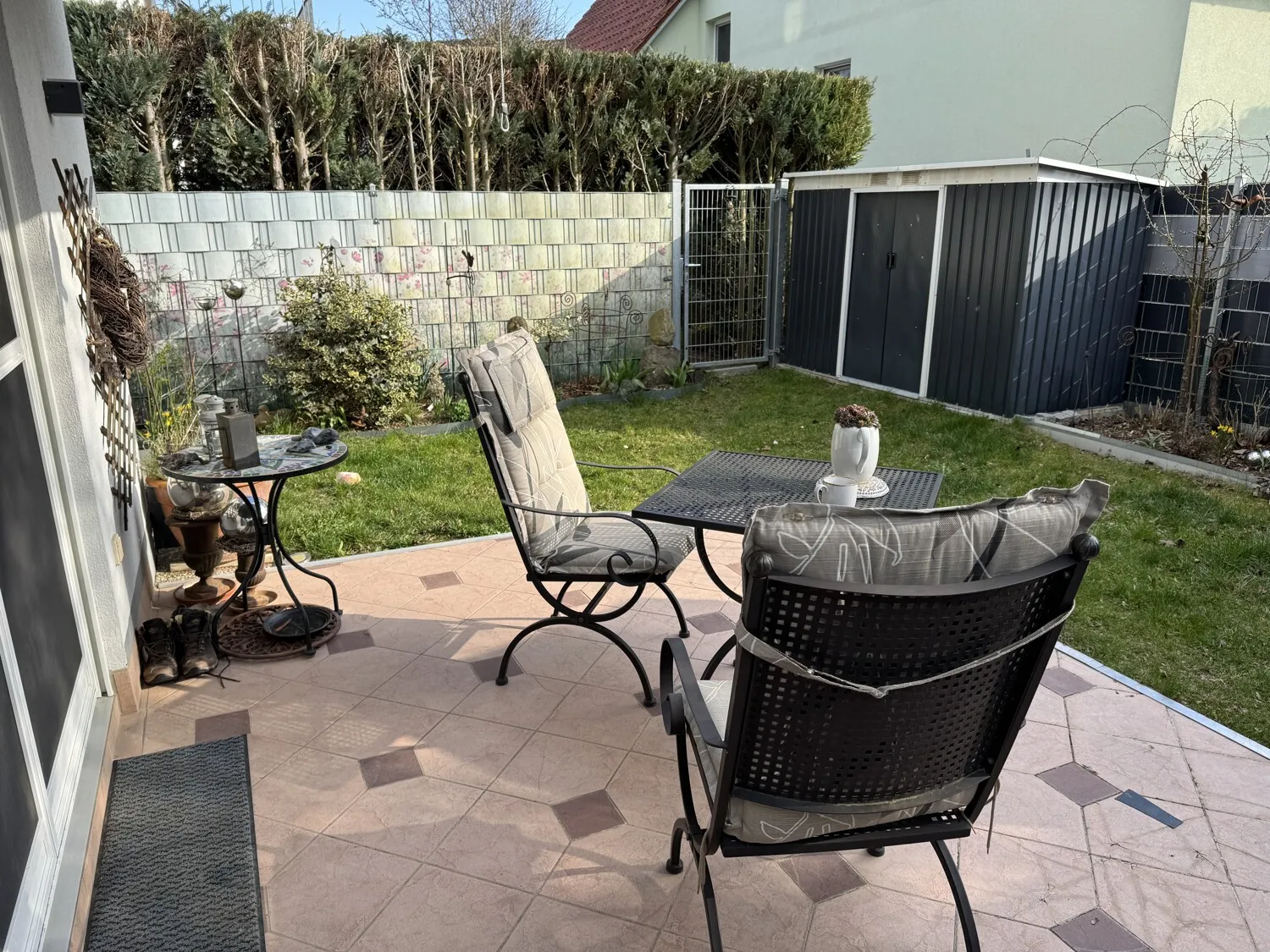 Terrasse und Teilansicht des zugeordneten Gartenanteils mit Gerätehäuschen, IMG_5549