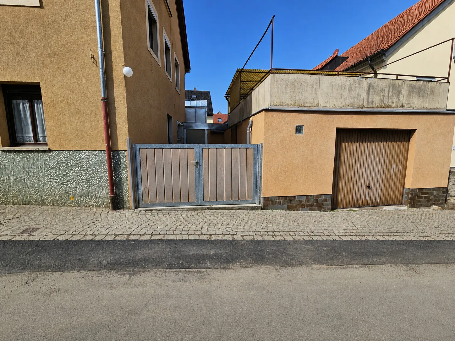 Stellplatz und Garage