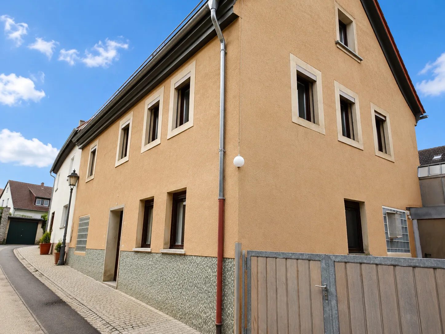 Hausansicht mit Stellplatz