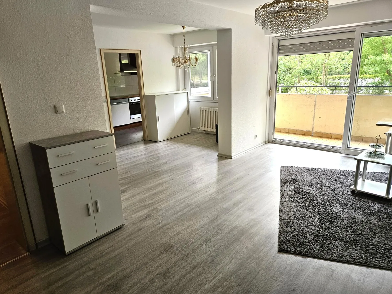 Wohnzimmer mit Zugang zur Loggia