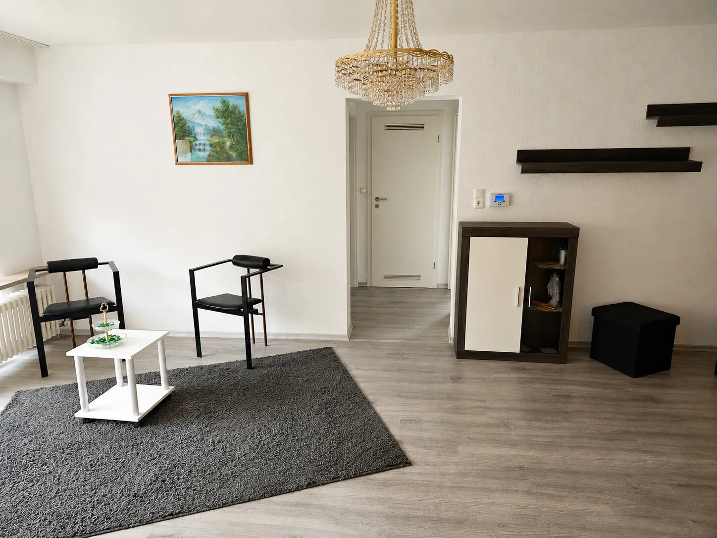 Wohnzimmer mit Zugang zu Bad und Schlafzimmer