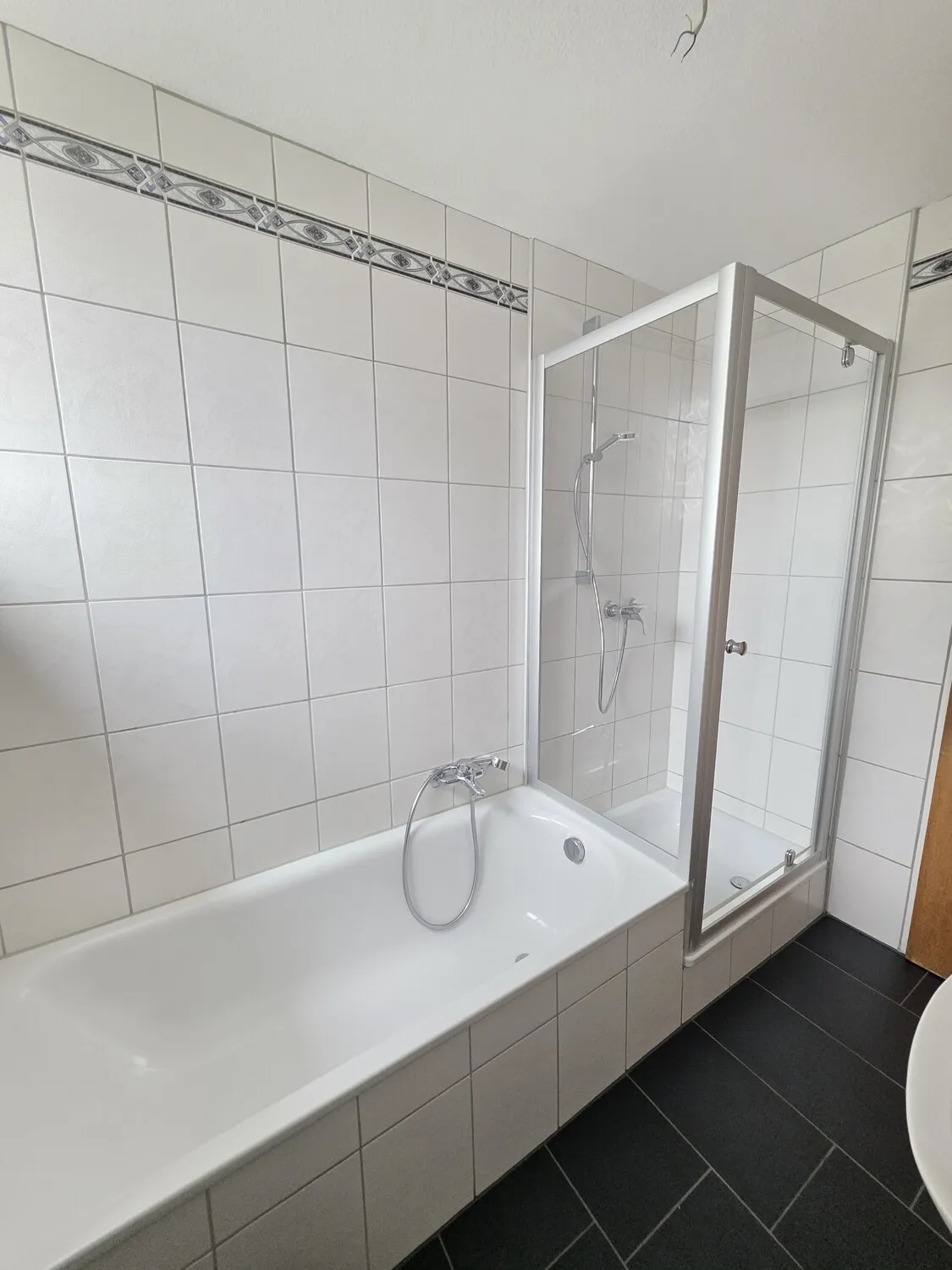 Tageslichtbad mit Wanne & Dusche & Platz für Ihre Waschmaschine (2)_#121306
