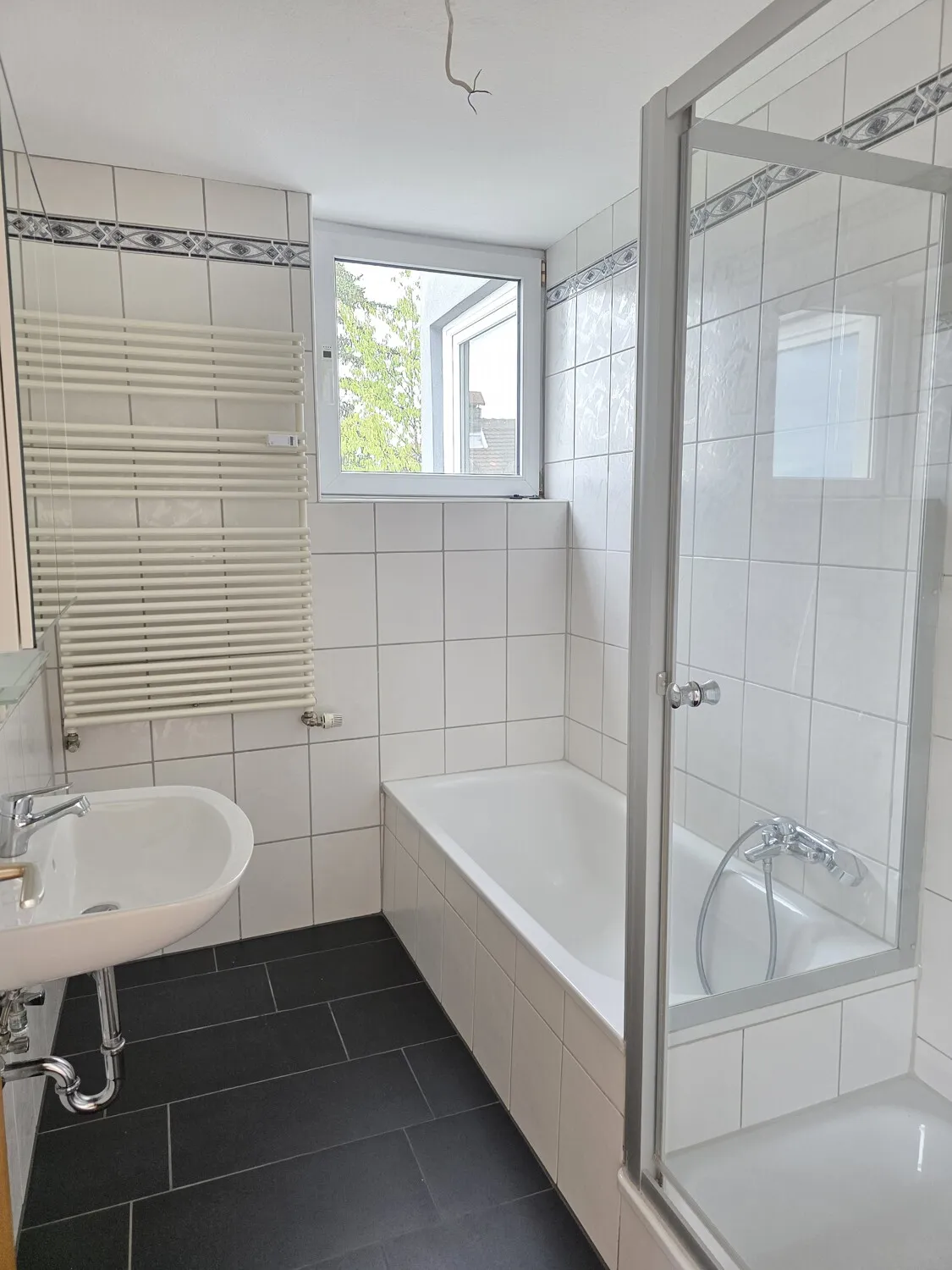 Tageslichtbad mit Wanne & Dusche & Platz für Ihre Waschmaschine (1)_#121234