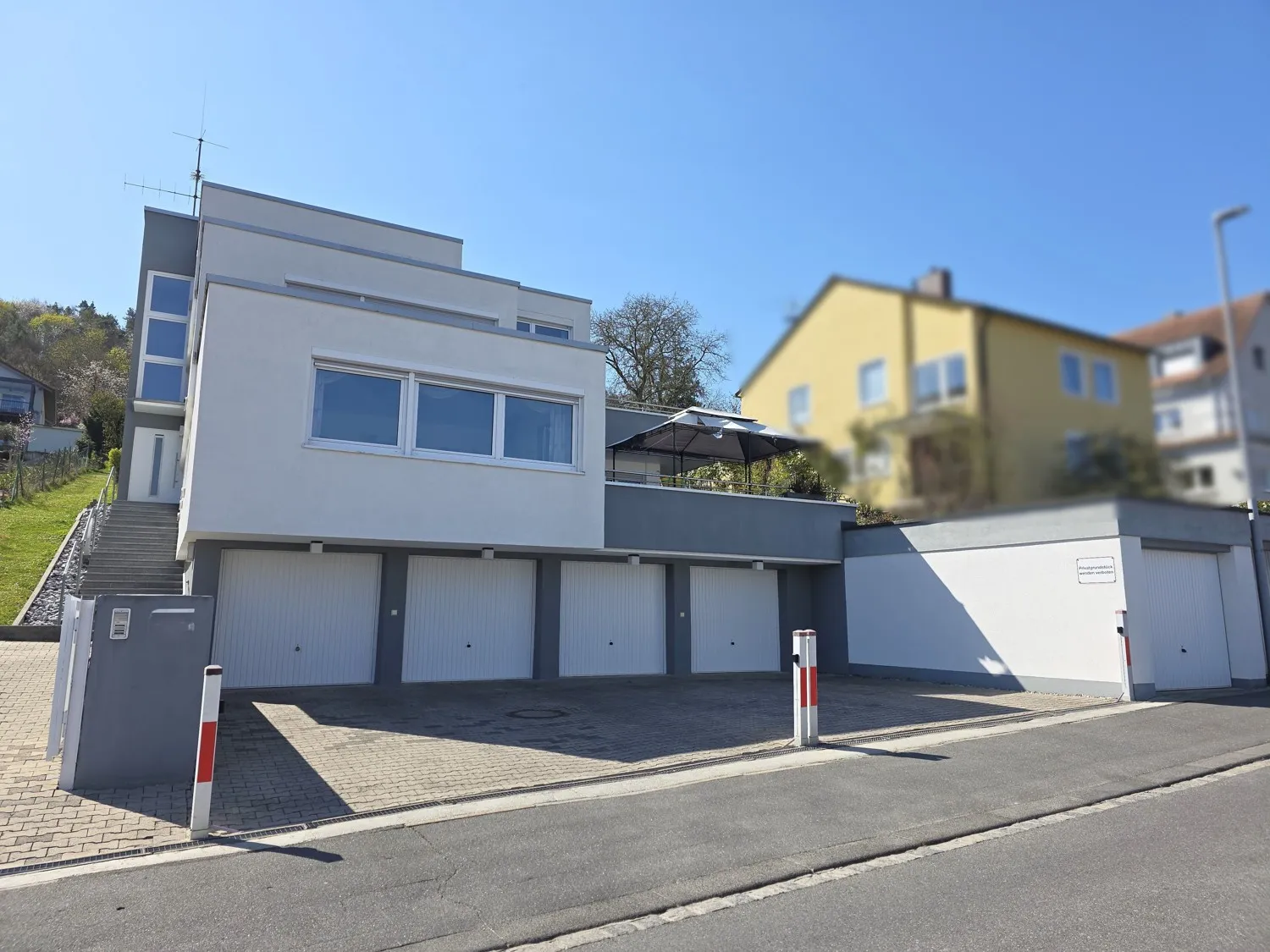 Die linke Garage ist noch frei und kann mit gemietet werden