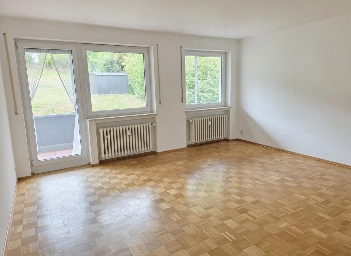 Wohnraum mit Parkettboden und Balkonzugang (2)_#121801