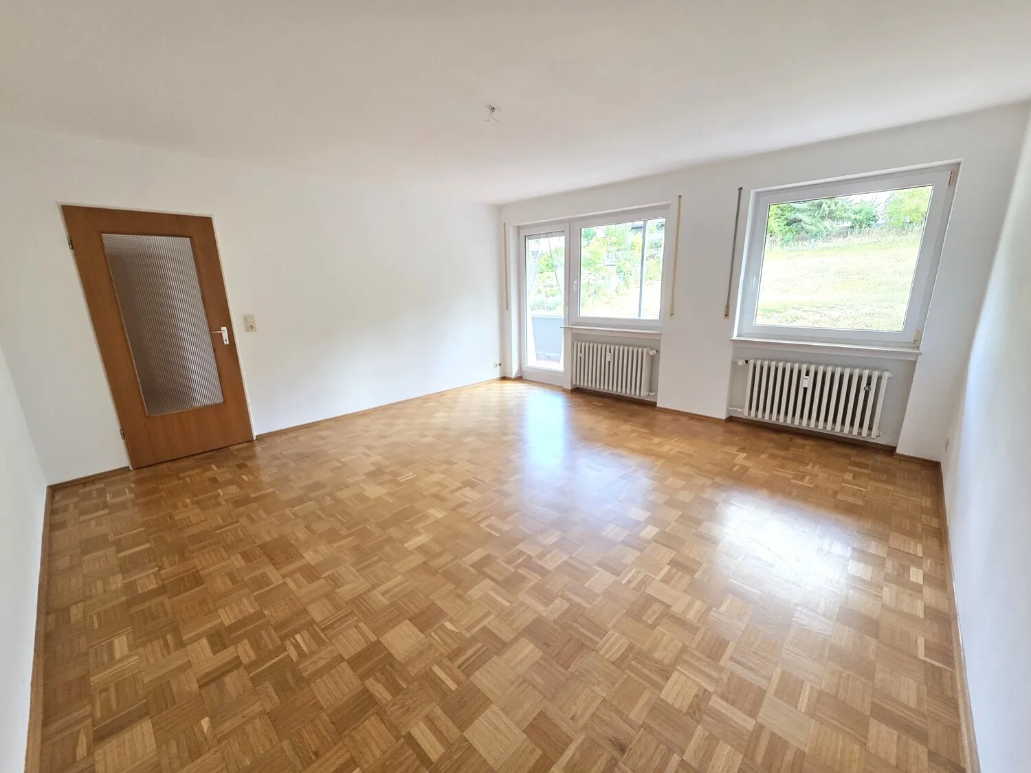 Wohnraum mit Parkettboden und Balkonzugang (1)_#165953