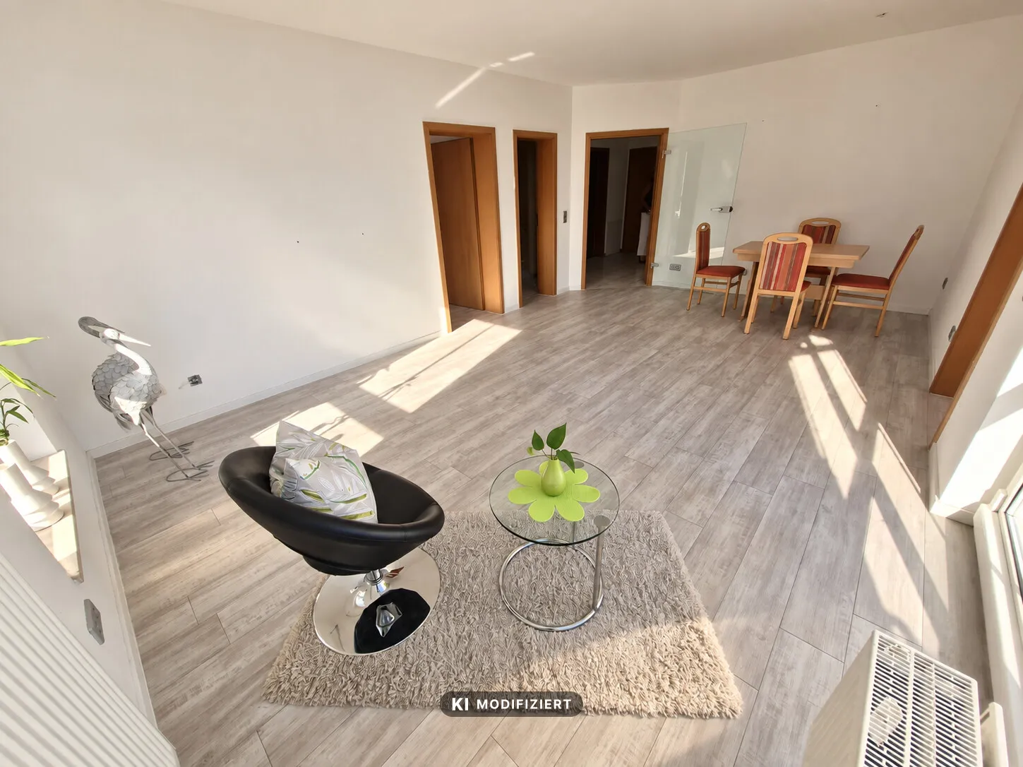 Wohn- und Esszimmer Blickrichtung Zimmer-Eingang
