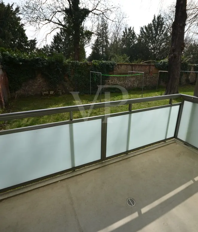 Balkon mit Blick in den Garten