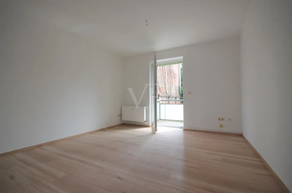 Wohnzimmer mit Balkon