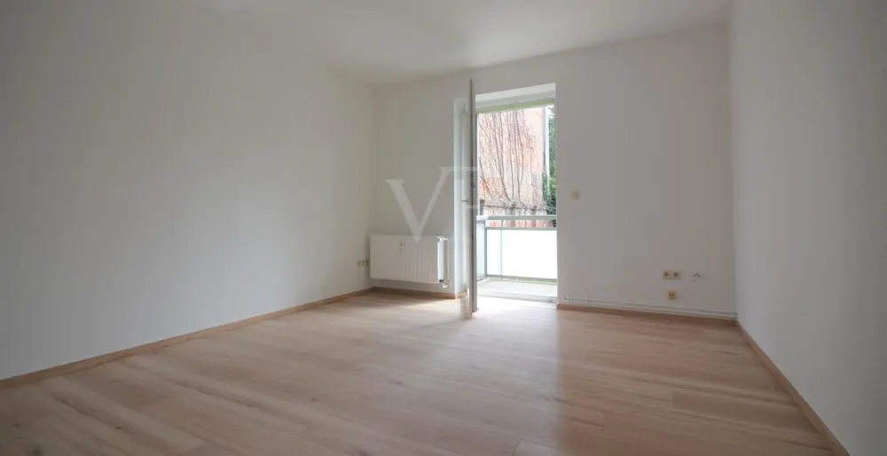 Wohnzimmer mit Balkon