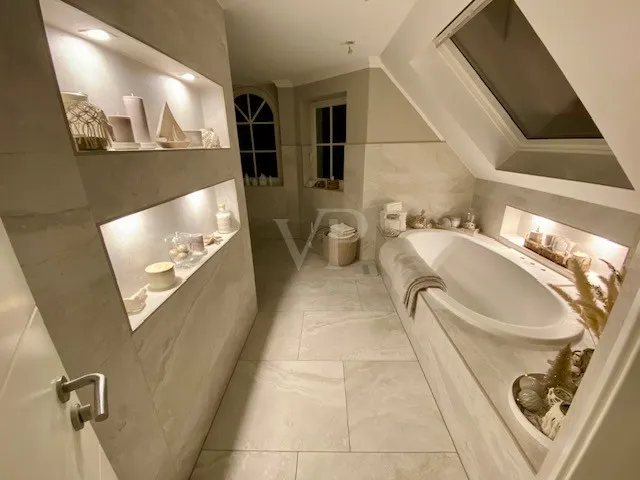 Bad mit Dusche & Wanne