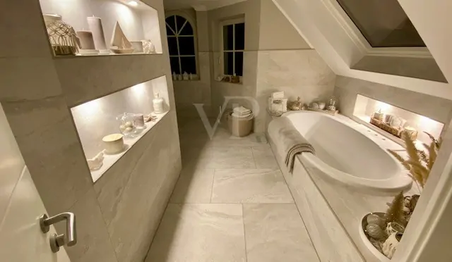 Bad mit Dusche & Wanne