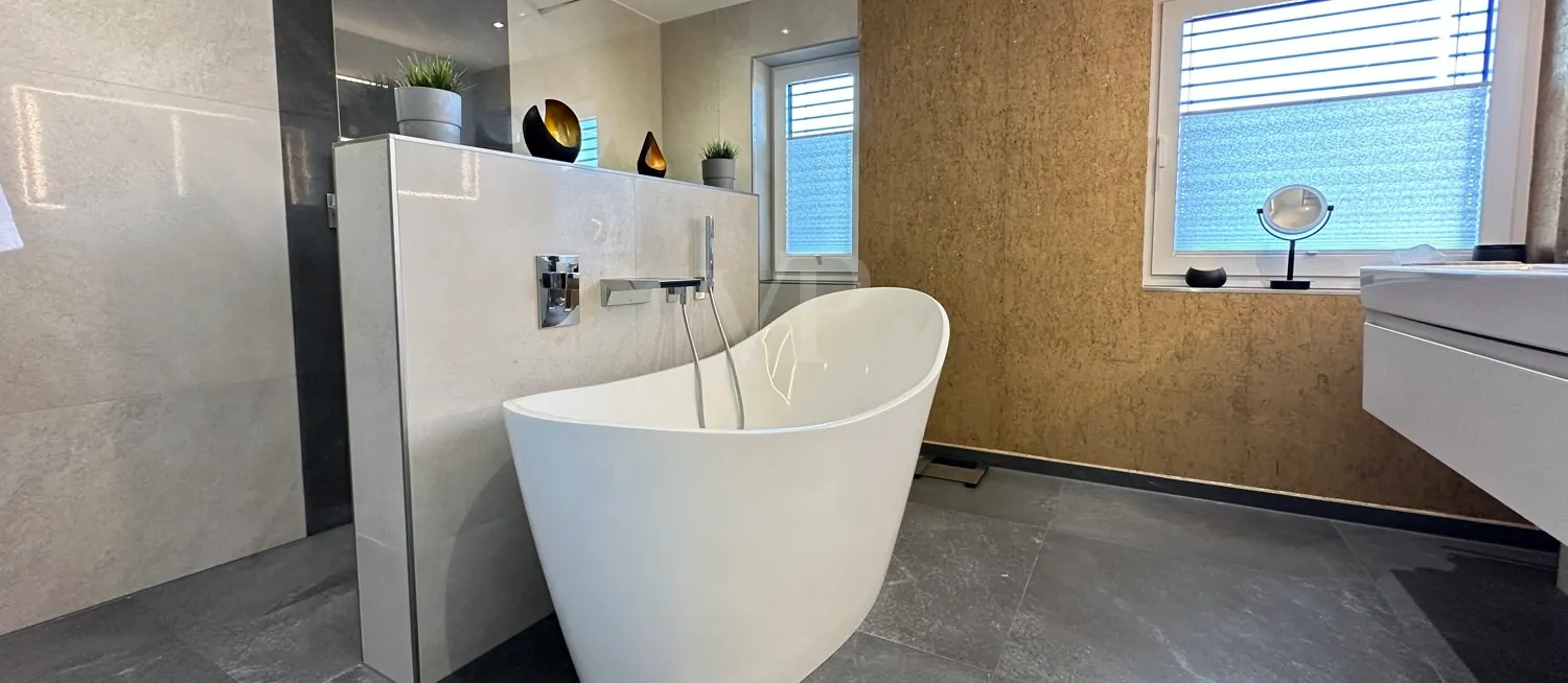Bad mit Wanne & Dusche