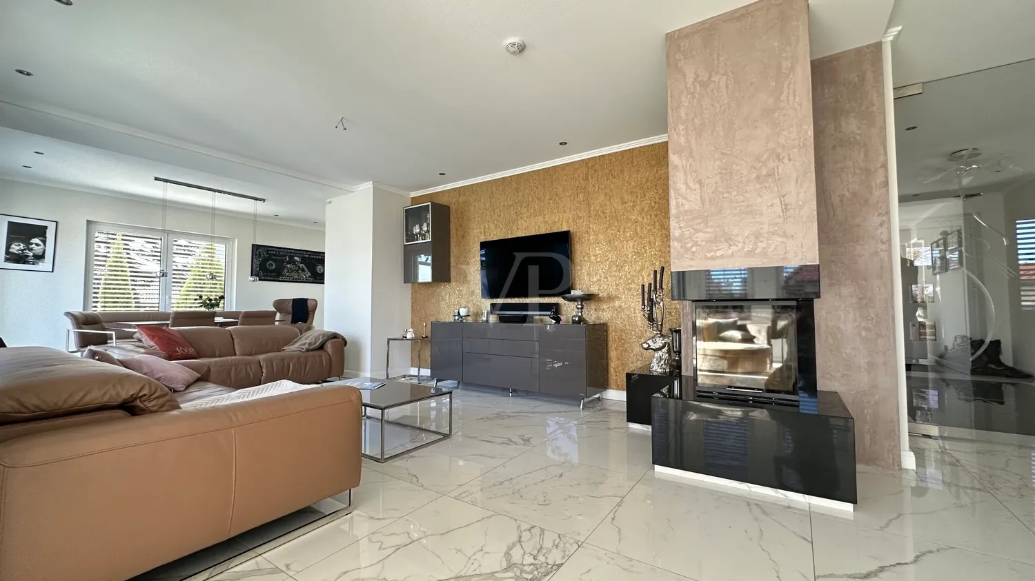 Wohnzimmer mit Kamin