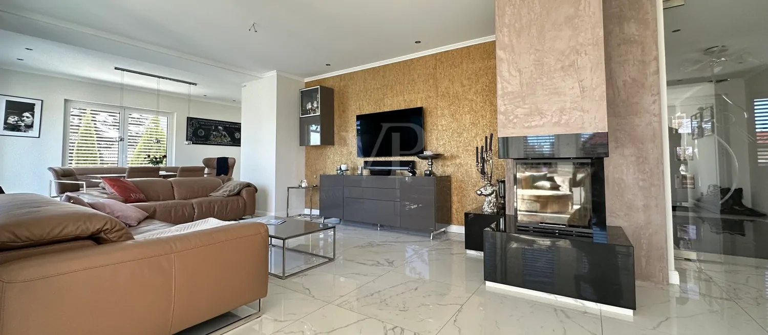 Wohnzimmer mit Kamin