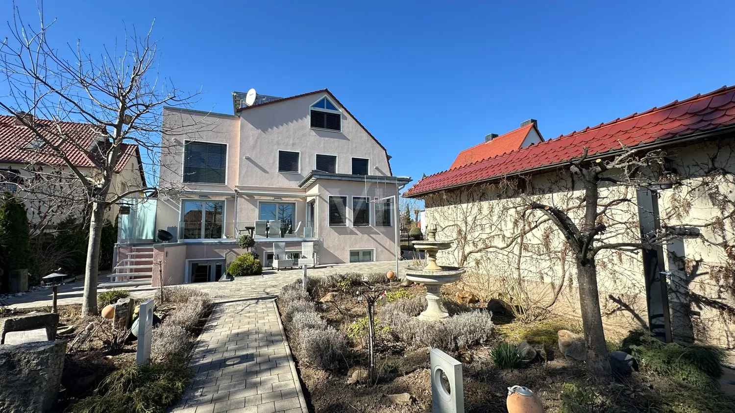 Városi villa exkluzív eleganciával és időtlen jellemzőkkel