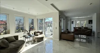 von_poll_real_estate_property_25156011_image_0