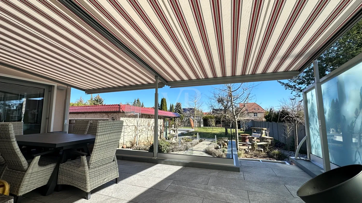 Terrasse mit Blick in den Garten