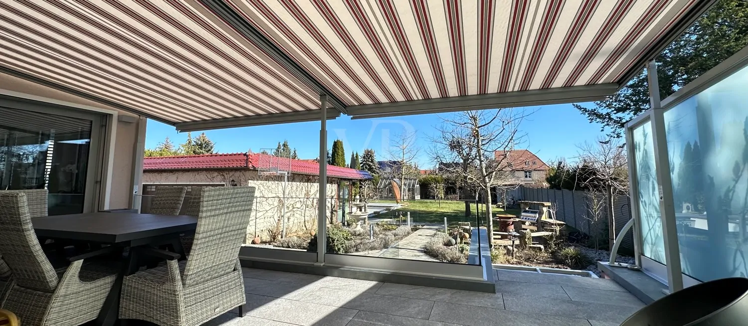 Terrasse mit Blick in den Garten