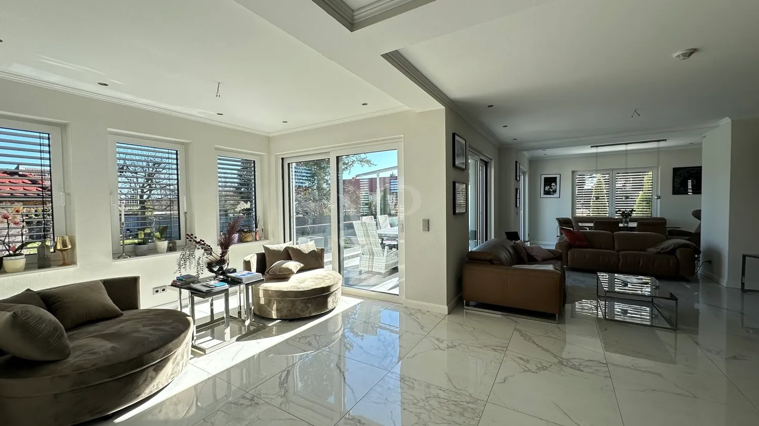 Városi villa exkluzív eleganciával és időtlen jellemzőkkel