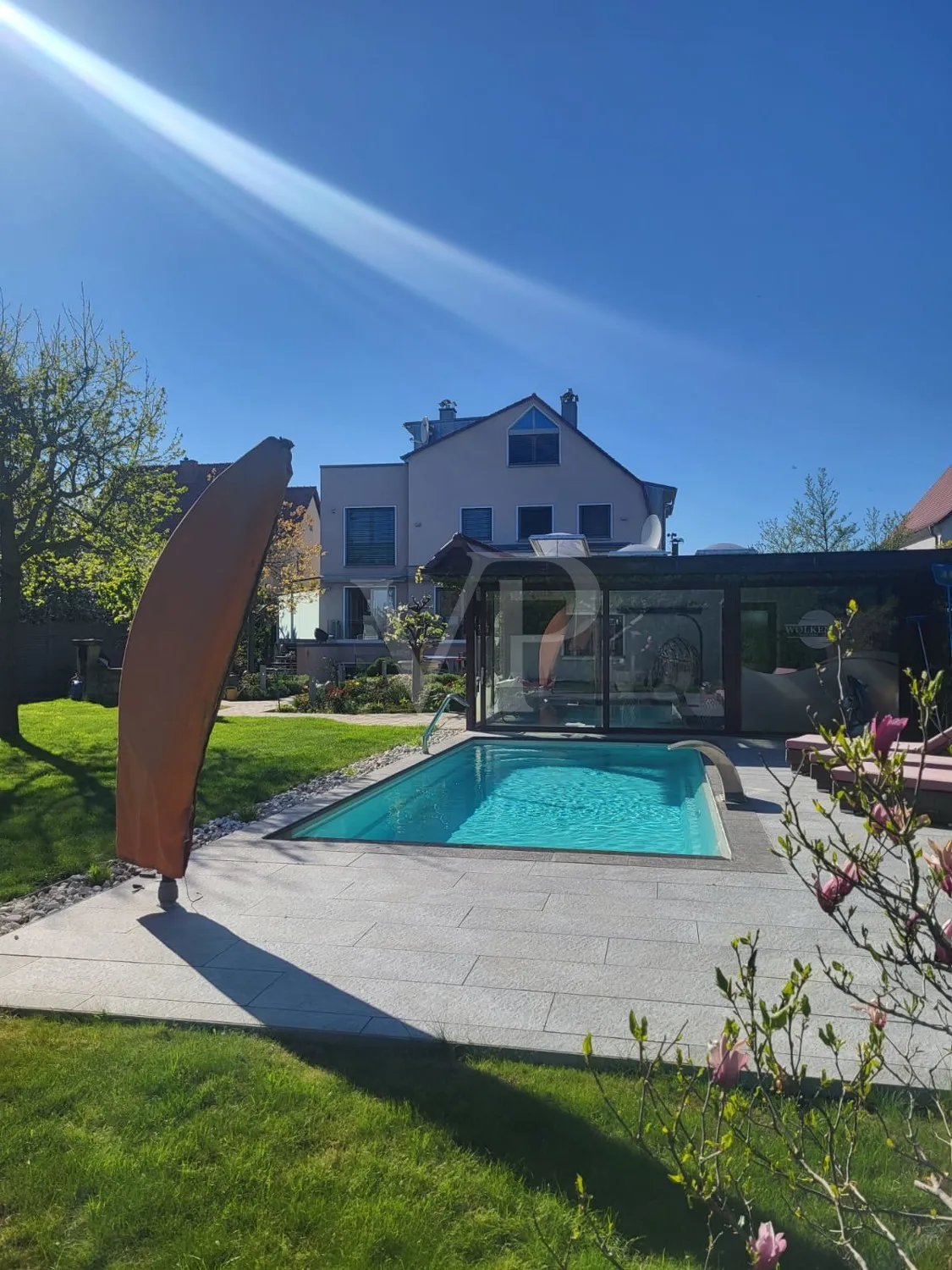 Városi villa exkluzív eleganciával és időtlen jellemzőkkel