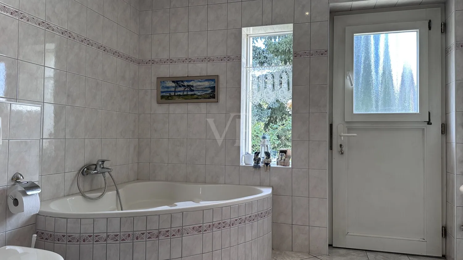 Charmante Doppelhaushälfte mit großzügigem Garten und ausgebautem Dachgeschoss