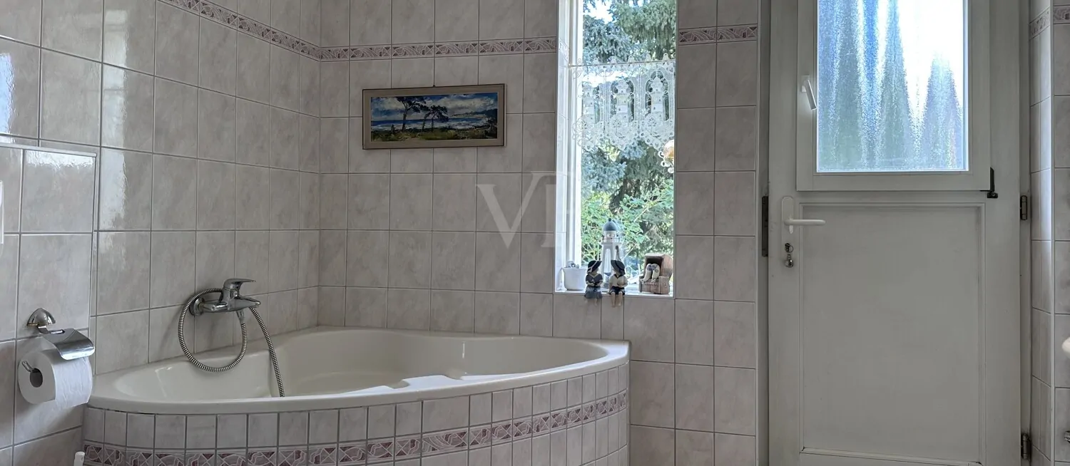 Charmante Doppelhaushälfte mit großzügigem Garten und ausgebautem Dachgeschoss