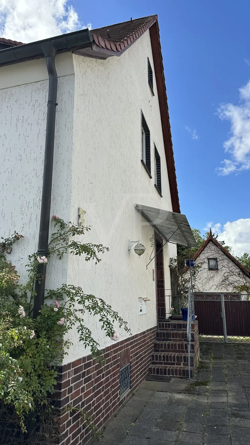 Charmante Doppelhaushälfte mit großzügigem Garten und ausgebautem Dachgeschoss