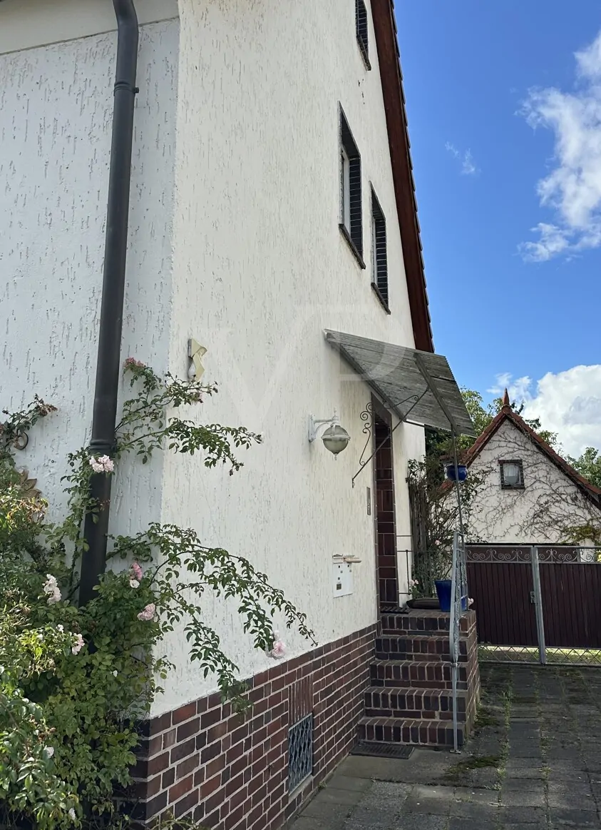 Charmante Doppelhaushälfte mit großzügigem Garten und ausgebautem Dachgeschoss