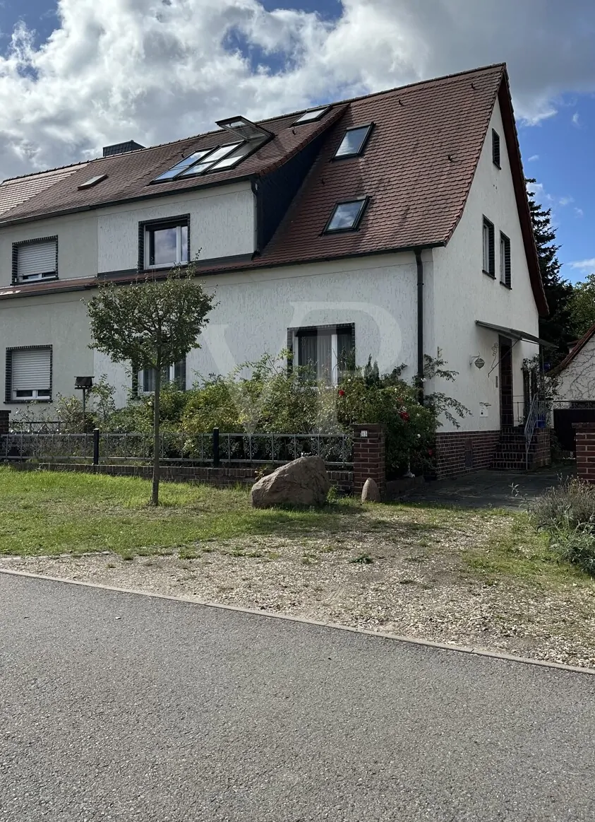 Charmante Doppelhaushälfte mit großzügigem Garten und ausgebautem Dachgeschoss