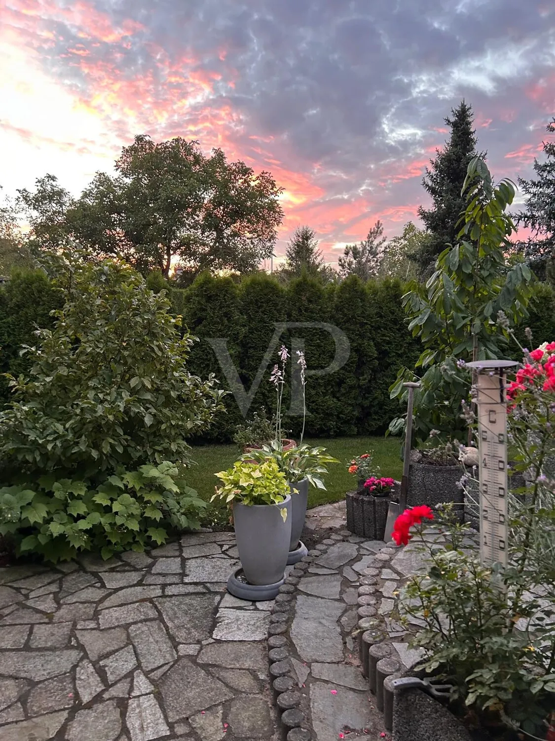 Wohnen auf höchstem Niveau: Modernes, exklusives Einfamilienhaus mit Pool, Sauna & Wintergarten