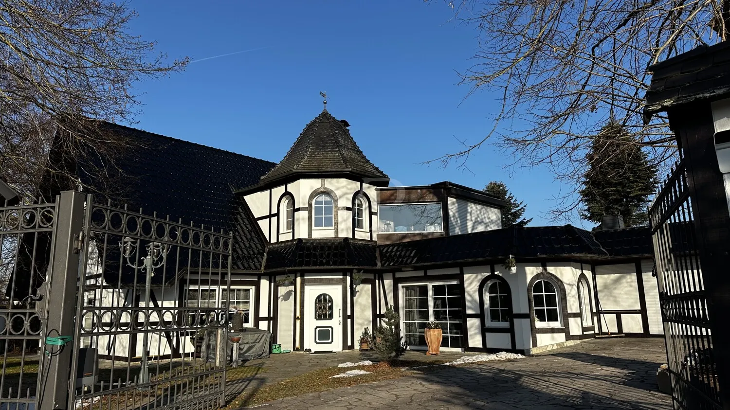 Wohnen auf höchstem Niveau: Modernes, exklusives Einfamilienhaus mit Pool, Sauna & Wintergarten