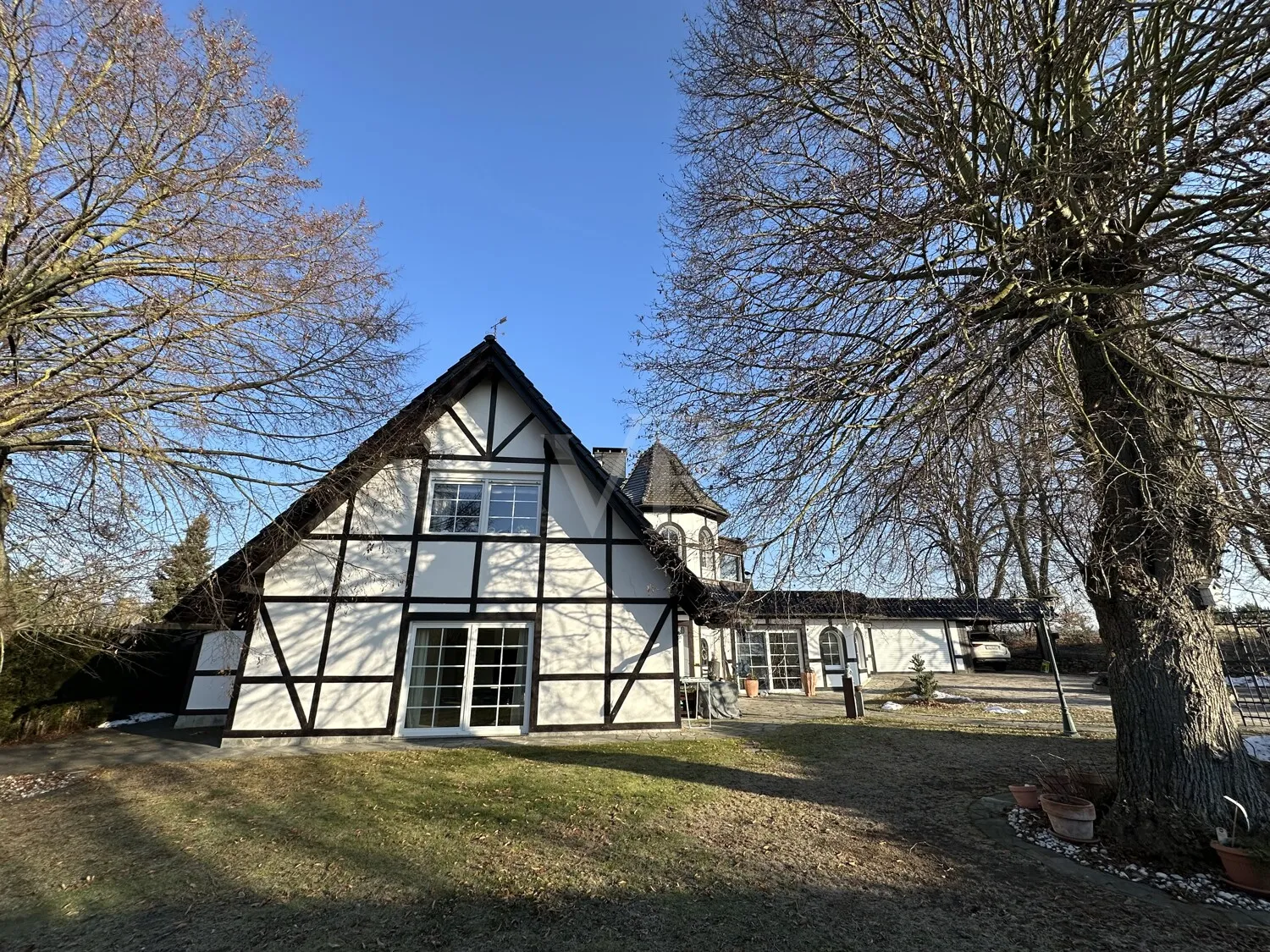 Wohnen auf höchstem Niveau: Modernes, exklusives Einfamilienhaus mit Pool, Sauna & Wintergarten