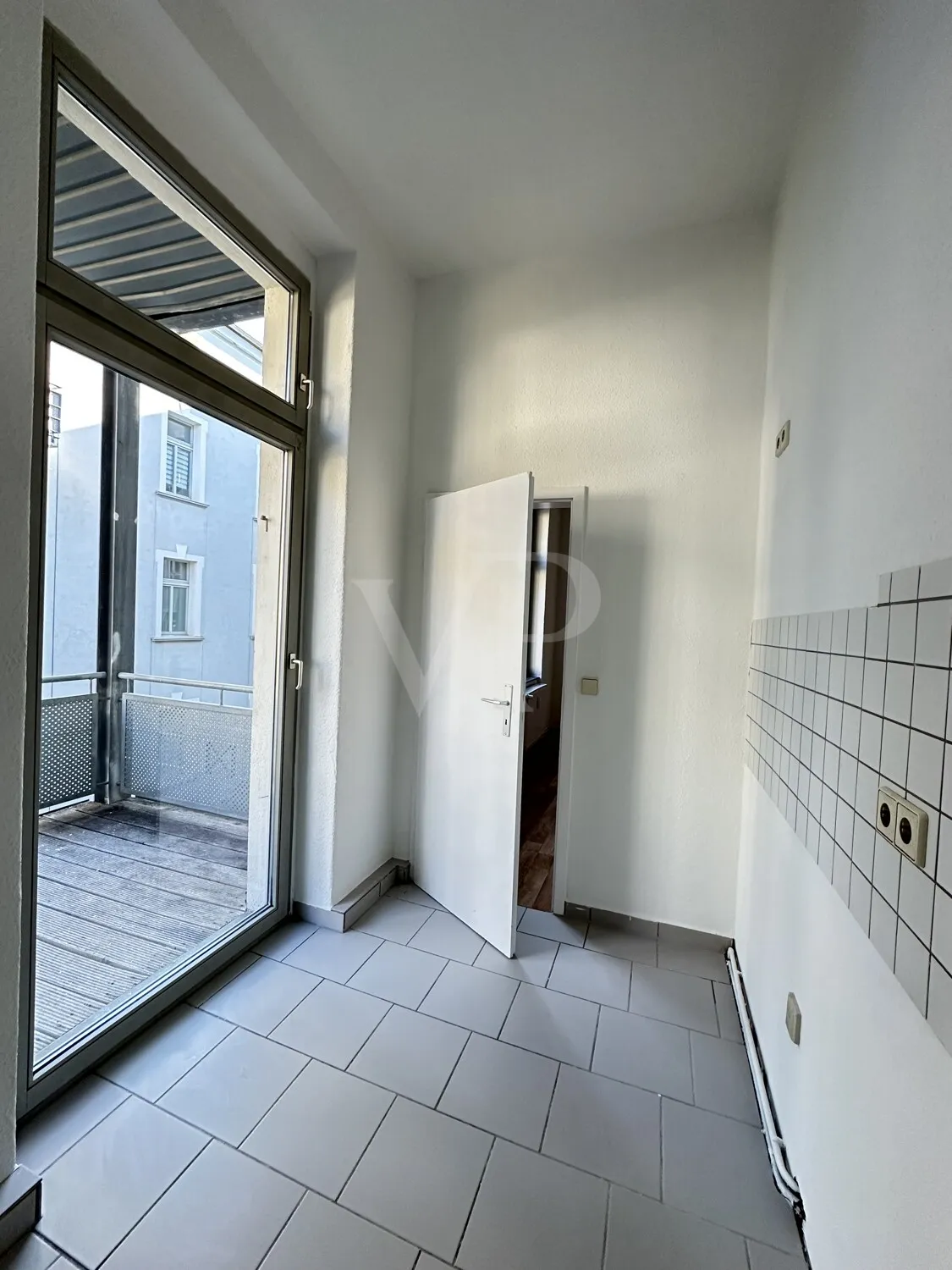 Küche mit Zugang zum Balkon