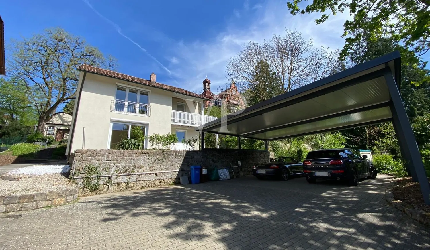 Hof mit Carport