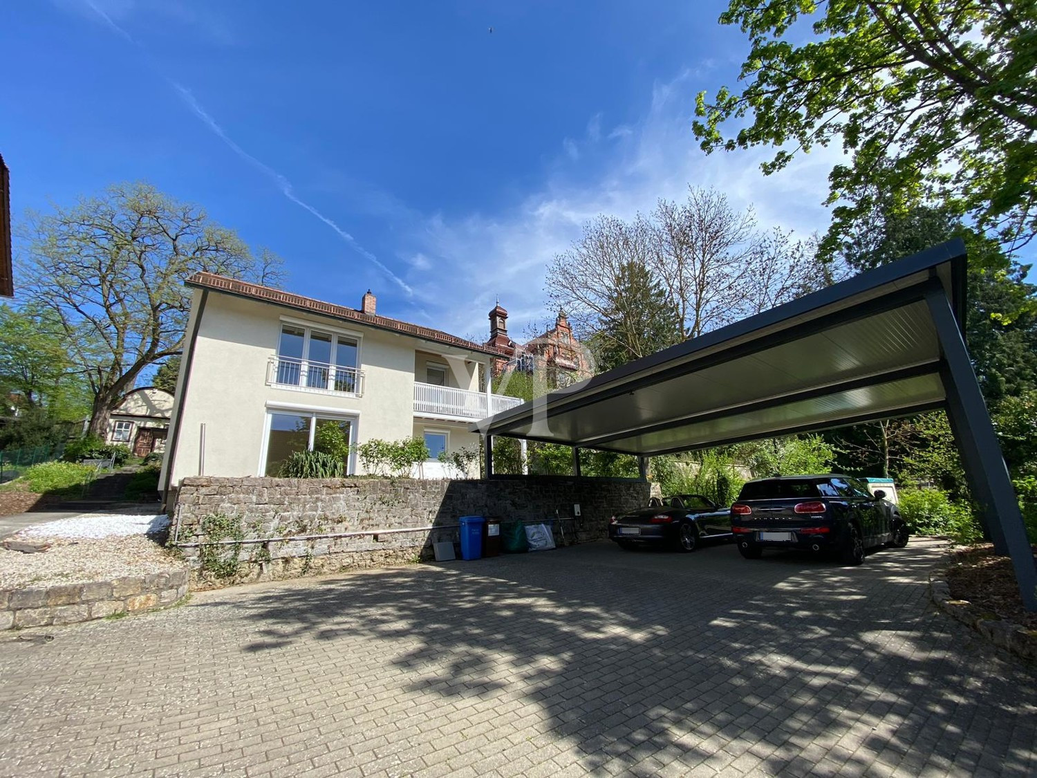 Hof mit Carport