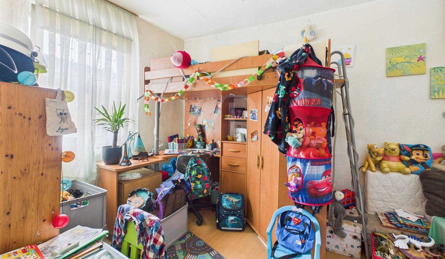 Unsanierte Haushälfte rechts: Kinderzimmer OG