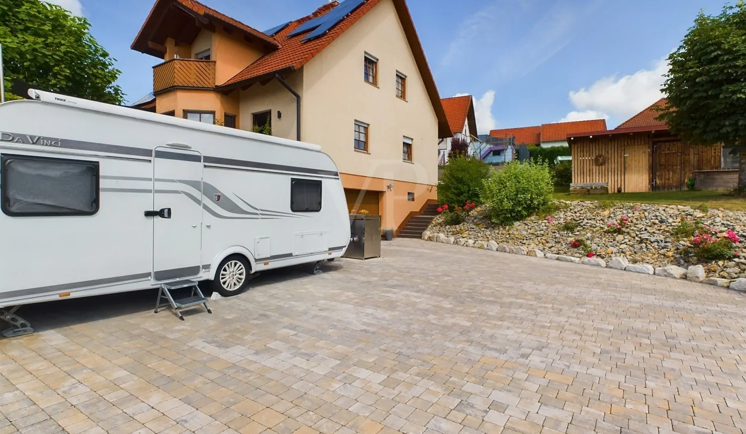 Der Hof bietet Platz für alle Fahrzeuge